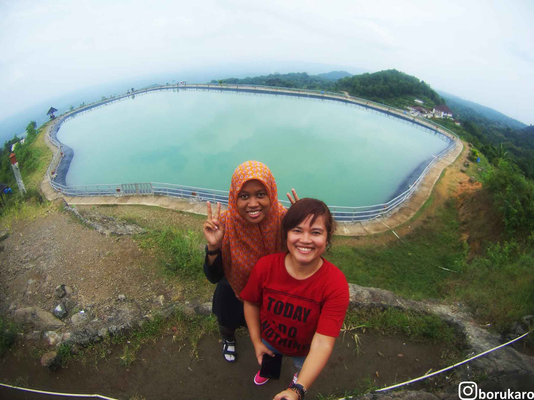 Keseruan dengan Mba Aqied di Embung Nglanggeran. Habis Jepret langsung share ke group #meetandtrip05 :)