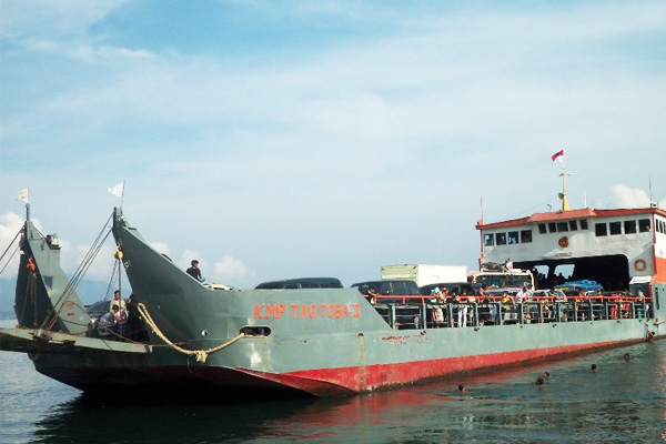 kapal menuju pulau samosir