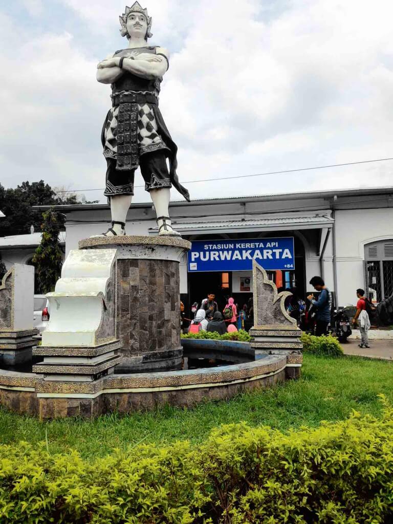 Patung di Stasiun Purwakarta