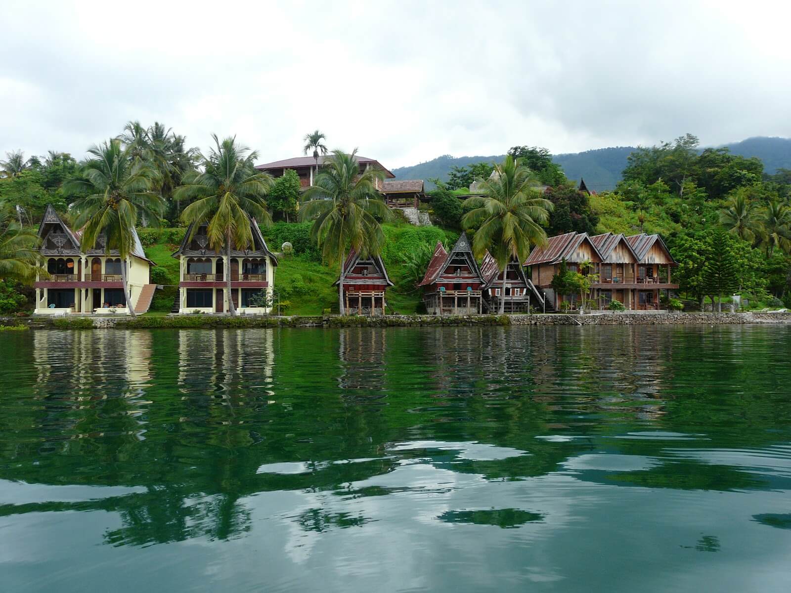 10 Penginapan Dan Hotel Di Tuktuk Samosir Yang Dekat Dengan Danau