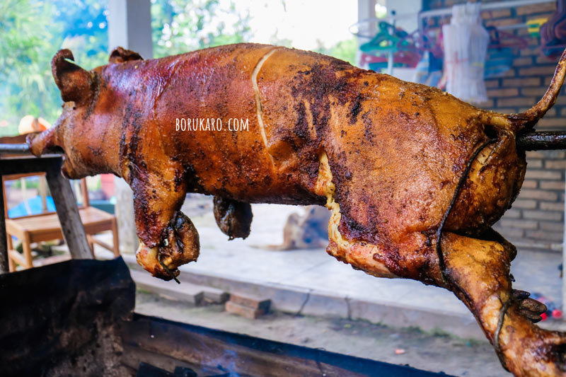 Liburan di Samosir, Memanggang Babi Guling Bersama Keluarga